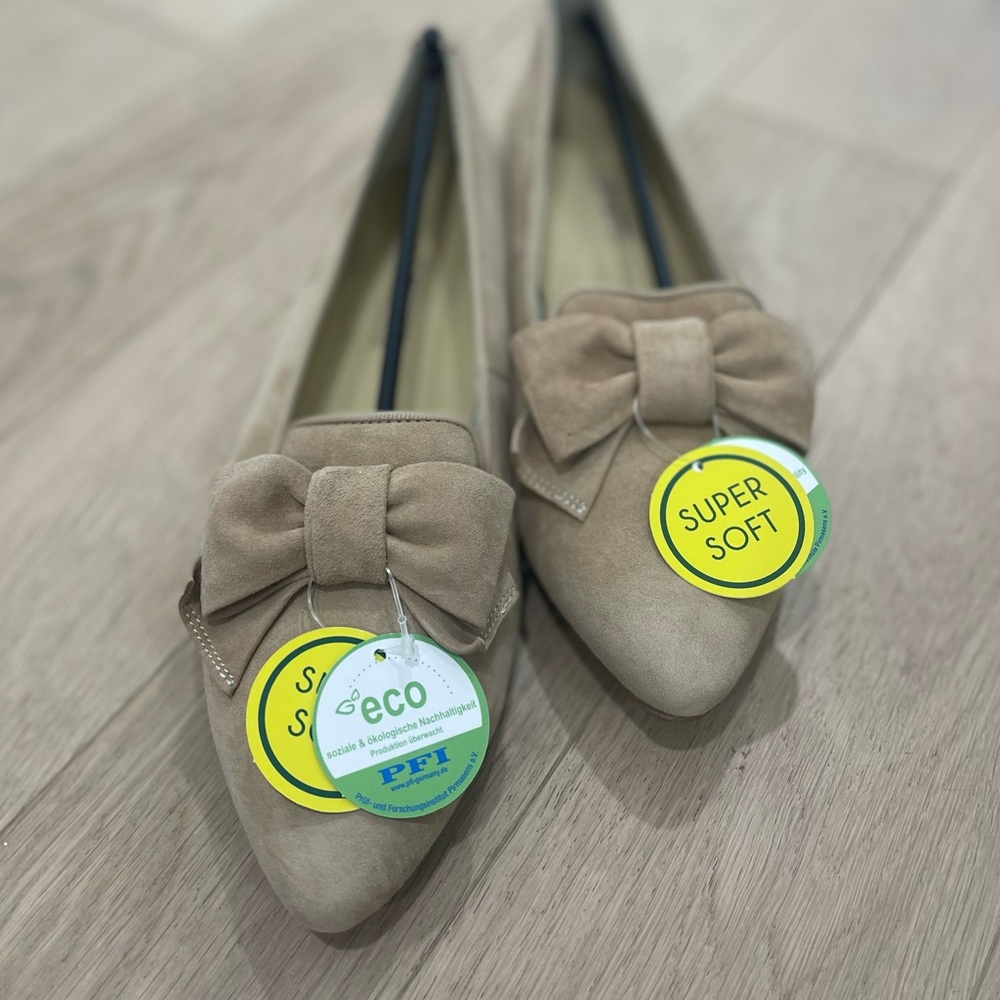 Paul green tan flats w/bow NWT, size 10